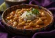 Ghugni especiado con chili, salsa de tomate especiada y alubias blancas