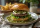 Hamburguesa italiana con pesto y mozzarella