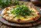 Pizza blanca con rúcula recién hecha