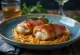 Saltimbocca de pollo, servido con prosciutto y salvia, con salsa de vino blanco