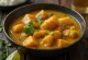 Curry de calabaza con lima servido con cilantro fresco.