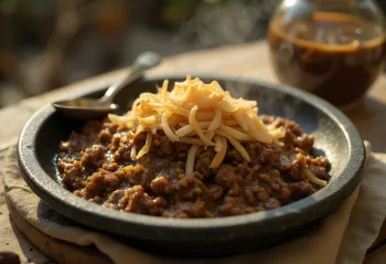 Haleem de ternera servido con salsa de yogur al ajo y pan tostado