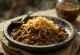 Haleem de ternera servido con salsa de yogur al ajo y pan tostado