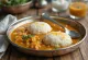 Idli con sambar recién hecho, idli al vapor y salsa de lentejas especiada