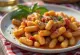 Gigantes Plaki en plato, ricamente preparado con laurel y perejil