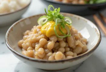 Natto servido con mostaza y cilantro