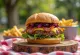 Hamburguesa con bacon y arándanos servida