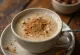 Té espumoso con canela y especias en taza