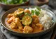 Curry tailandés de pollo servido en un bol