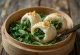 Bao bun de espinacas al ajo servido