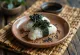 Onigiri triangular con sésamo negro y relleno de kombu