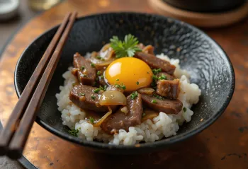 Donburi de cerdo con Onsen Tamago, con cilantro fresco