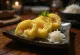 Dashimaki Tamago, tortilla japonesa con dashi, cortada en rodajas, con bonito color dorado