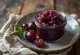 Chutney agridulce de ciruela con canela servido