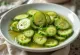 Rodajas de pepino encurtido servidas en tarro