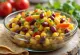 Ensalada vegana de alubias con maíz, servida con perejil fresco.