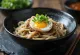 Bol de Hadaka Udon frío con huevo y salsa de soja