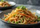 Japchae servido con verduras, fideos de batata y champiñones