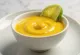Salsa de curry, lima y jengibre servida