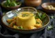 Salsa cremosa de curry, miel y lima servida
