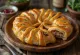 Burek crujiente de pato servido
