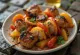 Espetada de pollo servida con pimientos