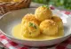 Knödel de vainilla dulce alemán con salsa de vainilla y migas