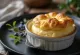 Suflé de queso y romero servido