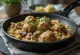 Köttbullar con salsa de setas, servido en salsa cremosa