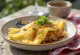Omurice de miso en un bol, decorado con semillas de sésamo y cebolleta fresca