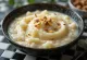 Postre de arroz kheer decorado con almendras y cardamomo
