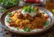 Ghuzi con yogur, servido con carne especiada y cilantro fresco