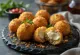 Arancini servidos con salsa de tomate