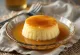 Flan clásico tembloroso en un plato blanco con caramelo