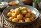 Chuchvara con relleno especiado, masa frita dorada