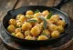 Gnocchi italianos al parmesano servidos con mantequilla