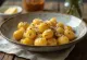 Gnocchi de pipas de calabaza y parmesano servido