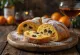 Stollen al vino Tokaji y vainilla en rodajas, espolvoreado con azúcar glas, sobre tabla rústica