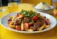 Lomo saltado con lima, plato peruano con ternera, tomate y patatas fritas