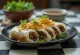 Bánh cuốn con fideos de arroz, deliciosa comida vietnamita con ingredientes frescos