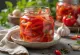Tiras de pimiento rojo agridulce servidas en un tarro
