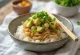Natto con aguacate, bol de arroz japonés servido con salsa de soja, cebolleta y sésamo