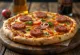 Pizza polaca con salchicha kielbasa y verduras frescas