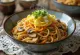 Yaki udon recién hecho, frito crujiente, en rica salsa de soja, servido con huevo