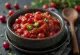 Salsa de tomate y arándanos rojos al jalapeño en cuenco