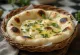 Naan de ajo de oso decorado con hierba fresca, servido caliente
