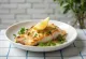 Filete de pescado a la plancha servido con limón y perejil fresco