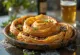 Burek de carne servido