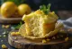 Cupcakes de limón y albahaca recién horneados