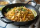 Wok de quinoa al ajillo con tahini y curry servido